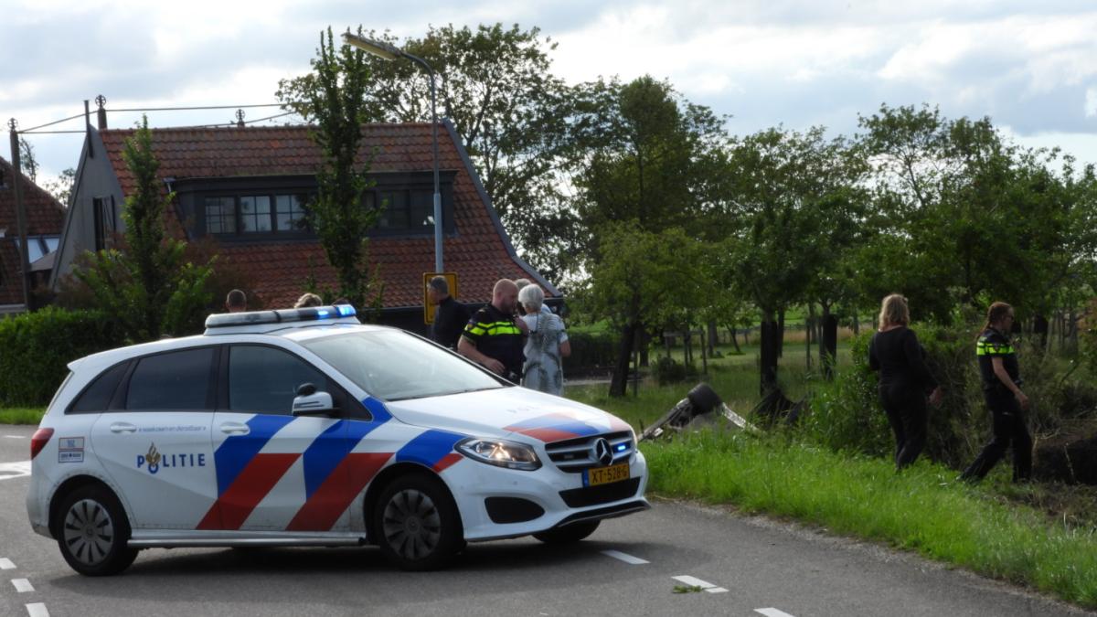 Auto crasht in sloot Katwoude