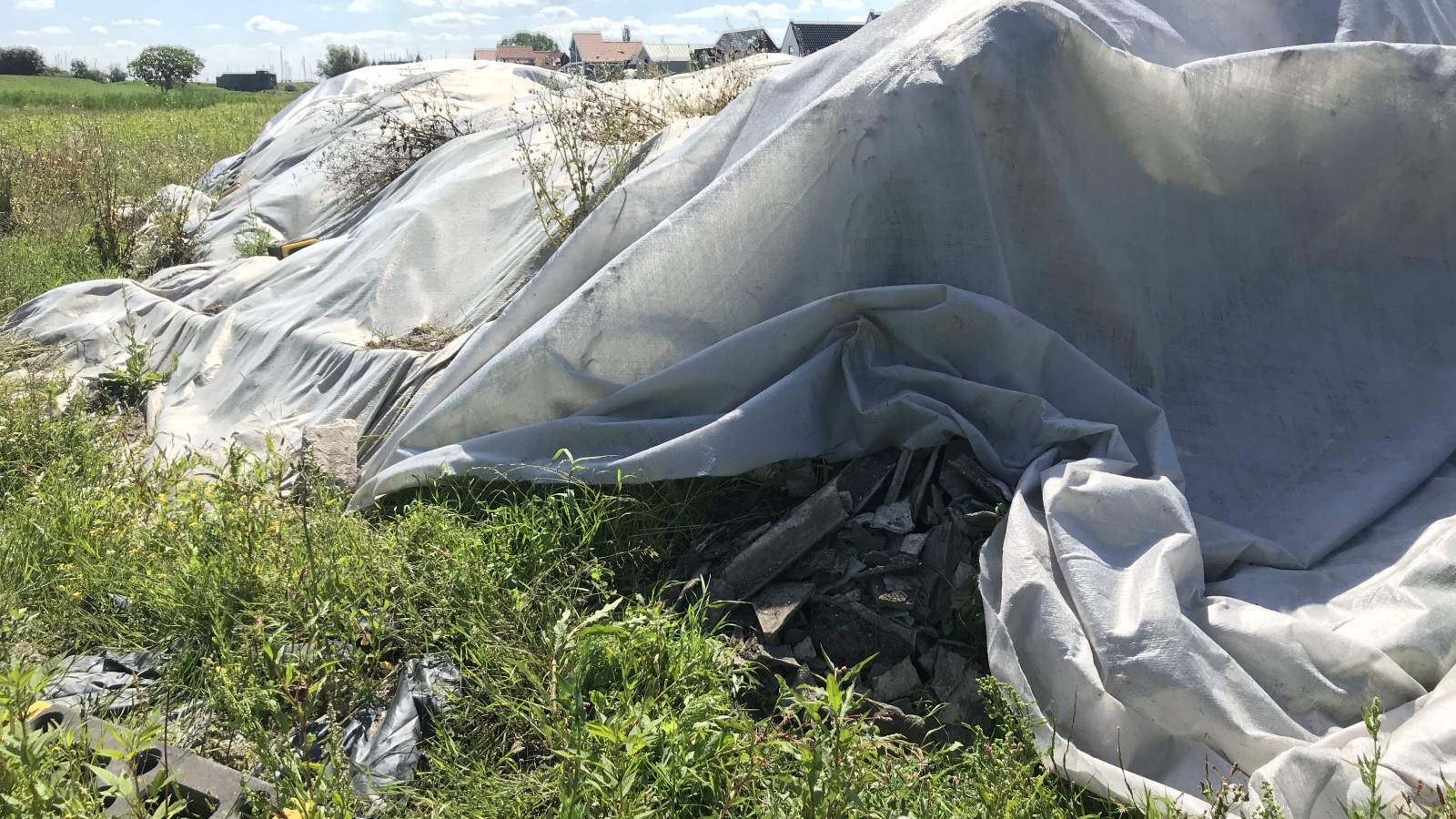 Asbesthoudende stukken gevonden op de voormalige volkstuinen in Muiden