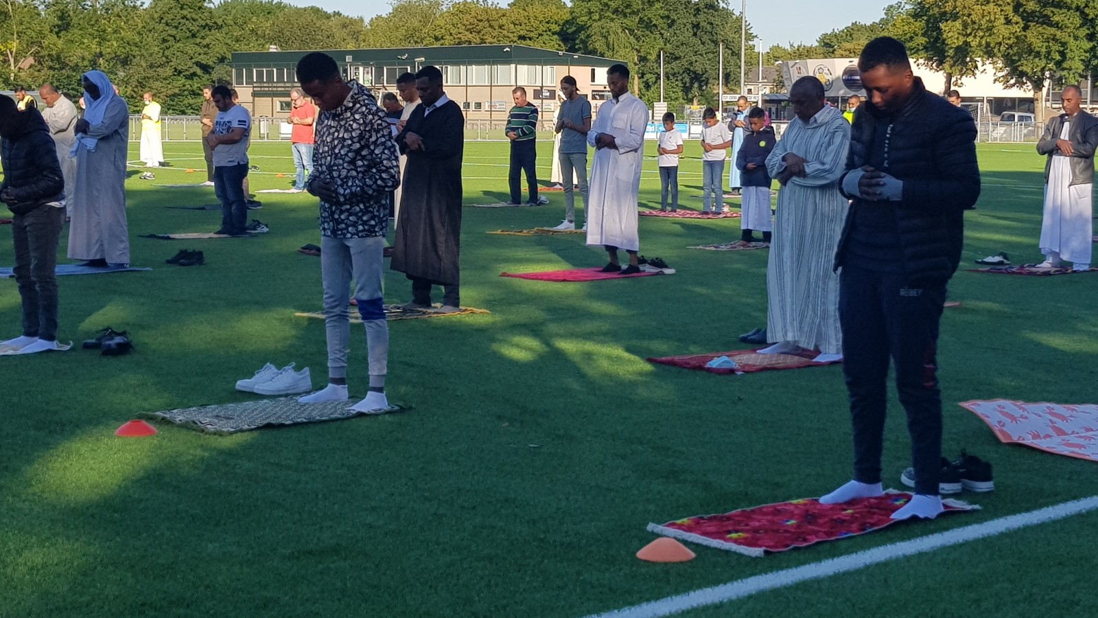 Eid-gebed op voetbalveld Heerhugowaard