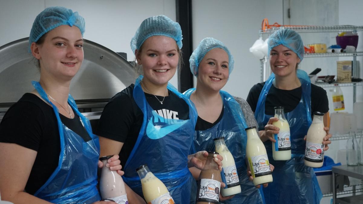 Echte ? voor de koe: 'Zuivelinnen' maken zelf vanilleyoghurt, chocoladevla, hangop en griesmeel