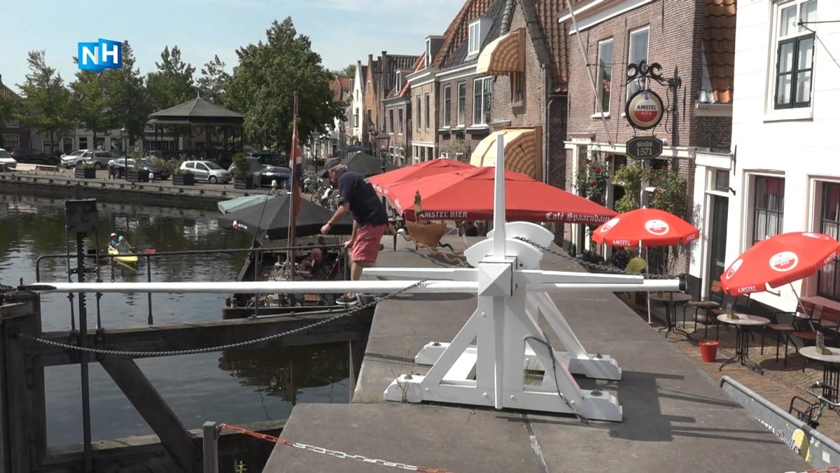 Oude Kolksluis in Spaarndam na coronasluiting weer in gebruik