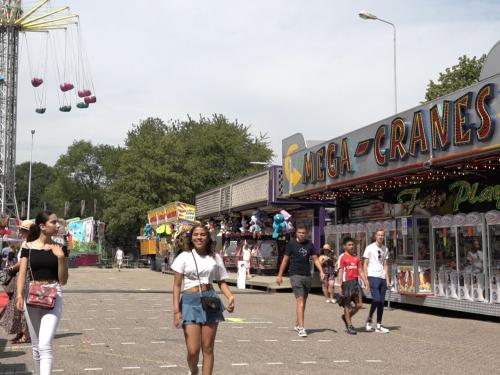 Die Gemeinde Hoorn setzt auf der Messe „Loverboys“ ein, was viel Kritik hervorruft