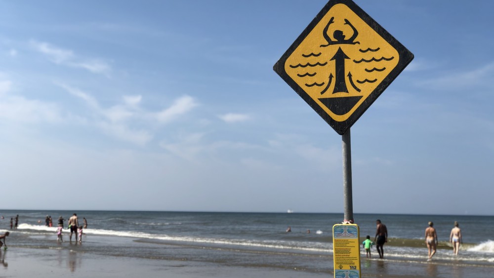 Muien, ijskoud water en gloeiendhete zon: strandgangers, opgelet!