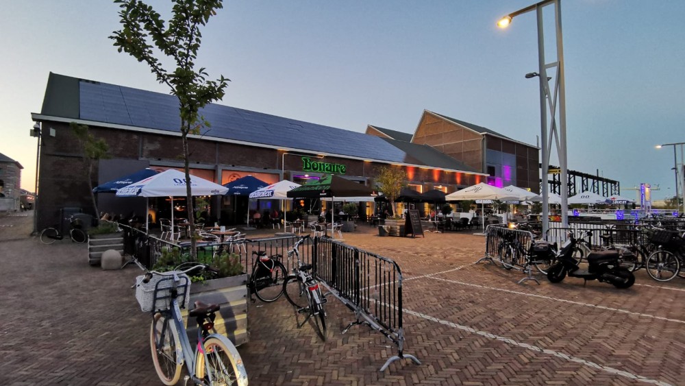 Mannen Besluiten onder Invloed Van Het Nodige Op Auto s Te Zitten In 