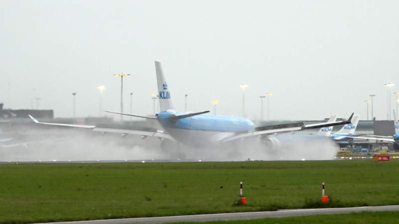Een Airbus A330 van KLM landt tijdens storm Francis