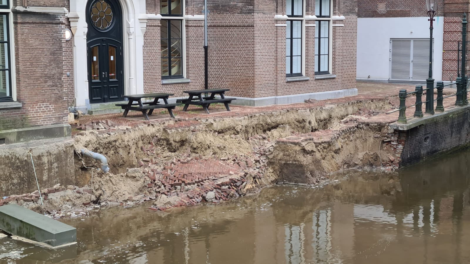 Kademuur in Amsterdamse binnenstad deels ingestort