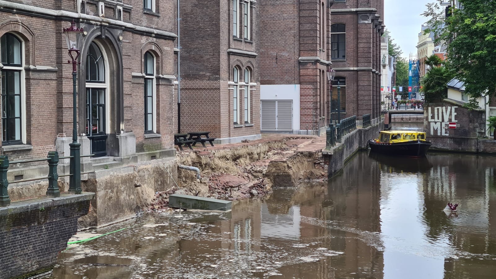 Kademuur in Amsterdamse binnenstad deels ingestort