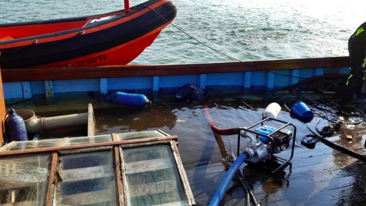 Houten kotter zinkt voor kust Wijdenes, twee opvarenden en hondje gered
