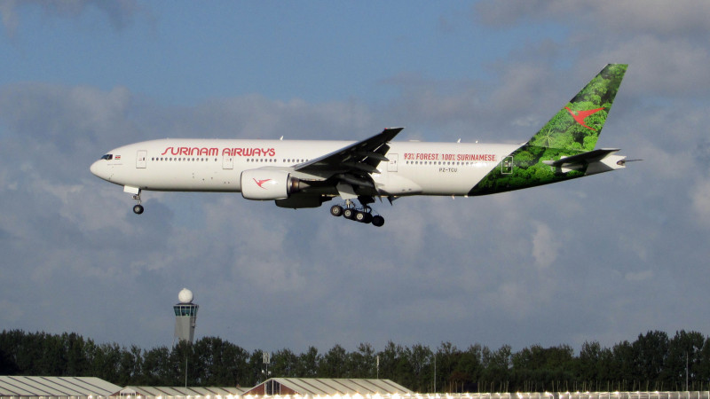 De Boeing 777-200 van Surinam Airways nadert Schiphol