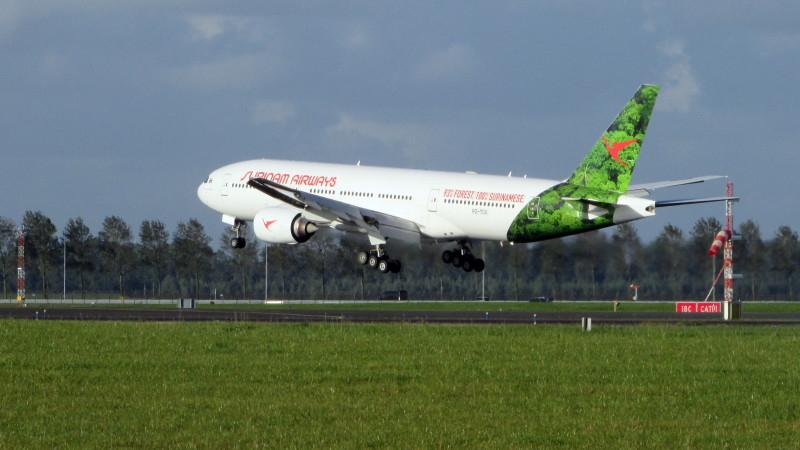De Boeing 777-200 van Surinam Airways nadert Schiphol