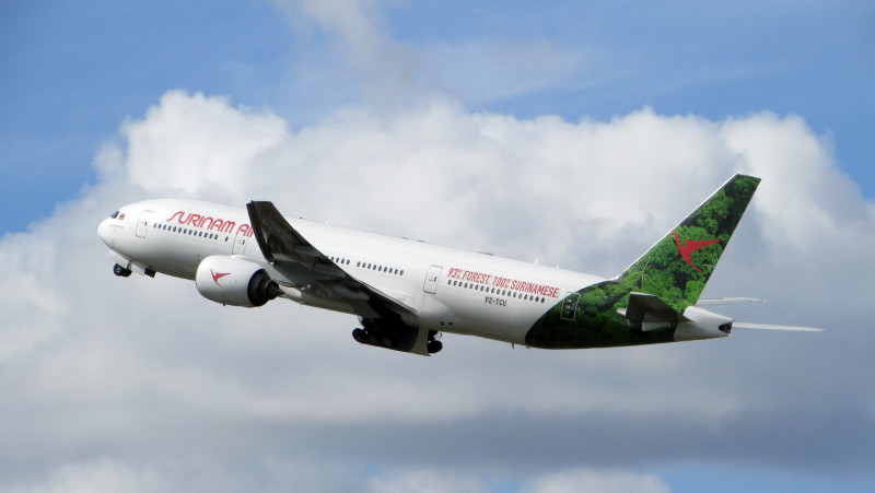 De Boeing 777-200 van Surinam Airways vertrekt vanaf Schiphol