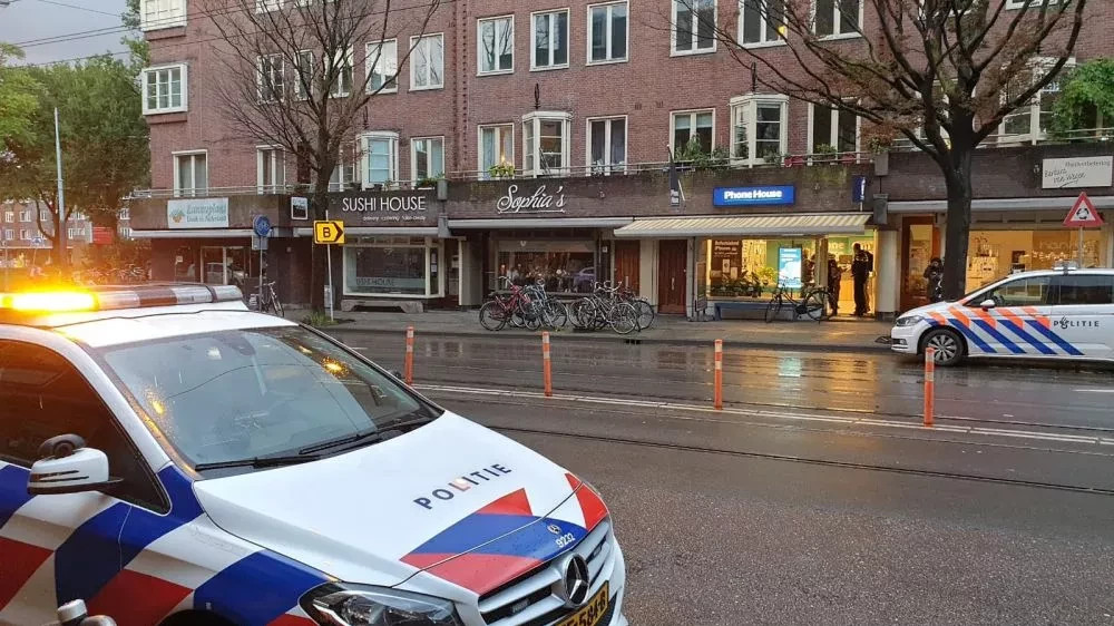 Gewonde Bij Overval In The Phone House In Amsterdam Daders Gevlucht 