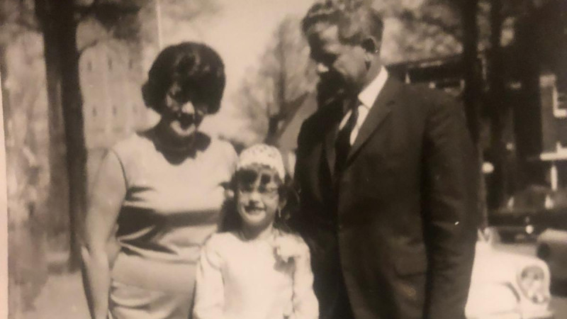 Olga met haar ouders in IJmuiden