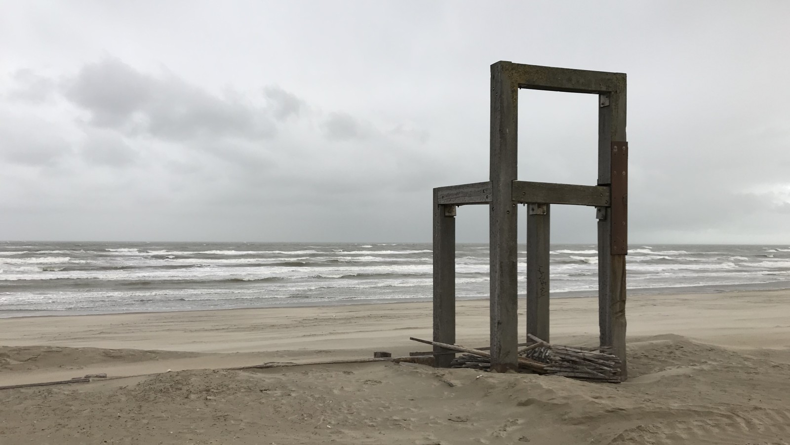 Kunstwerk De Stoel op het strand van Zandvoort