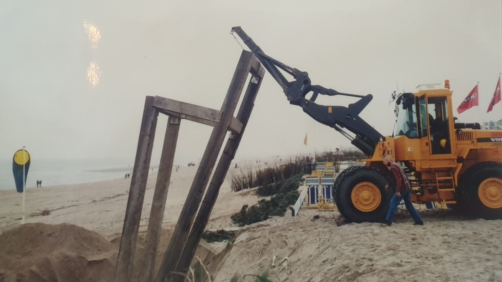 De herplaatsing van de stoel op het strand van Zandvoort