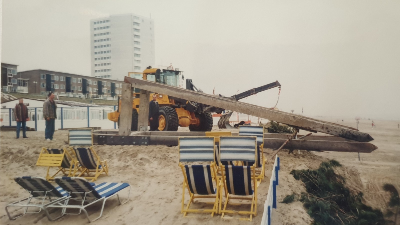 De herplaatsing van de stoel op het strand van Zandvoort