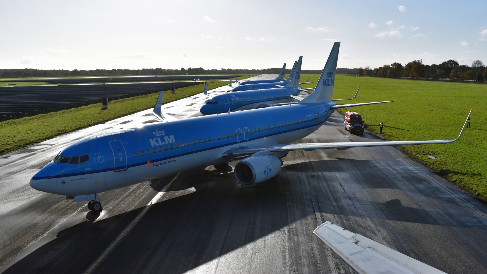 Boeing 737's van KLM geparkeerd op Groningen Airport Eelde