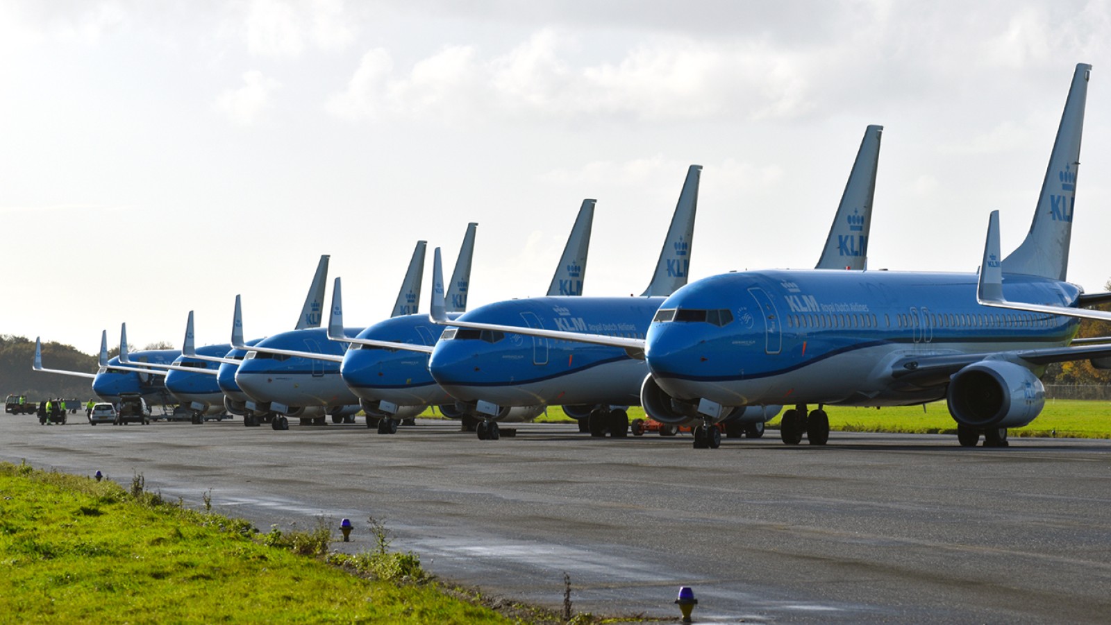 Boeing 737's van KLM geparkeerd op Groningen Airport Eelde