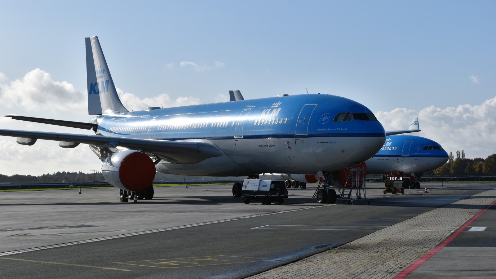 Airbus A330's van KLM geparkeerd op Groningen Airport Eelde