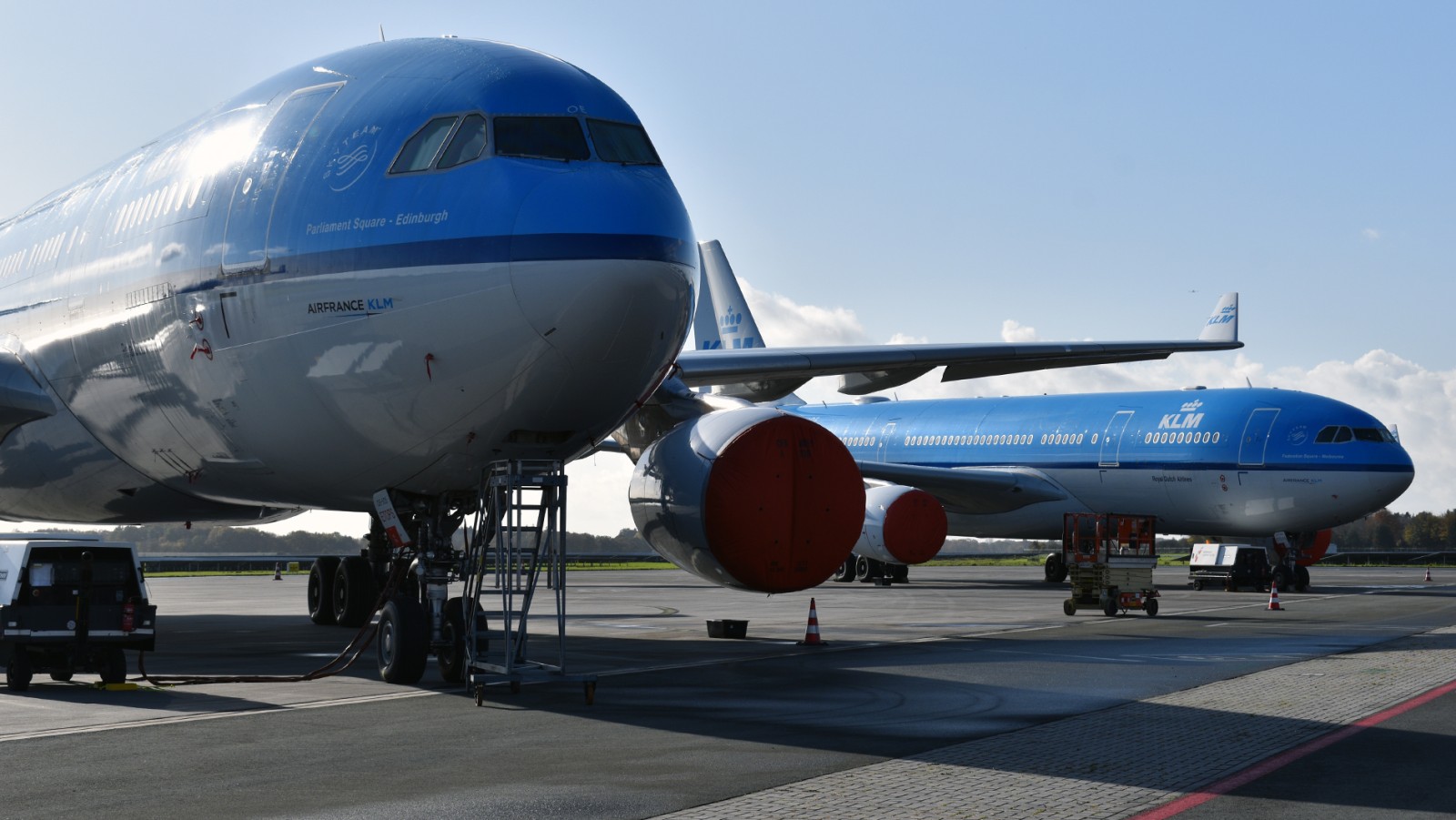 Airbus A330's van KLM geparkeerd op Groningen Airport Eelde