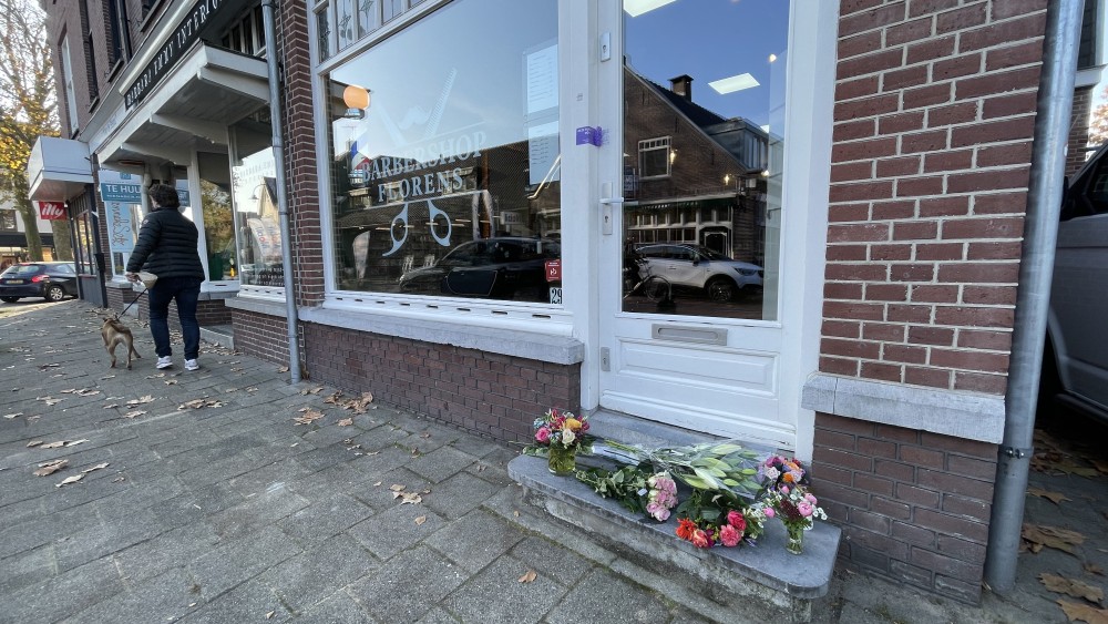 De drempel van de kapperszaak ligt vandaag vol met bloemen