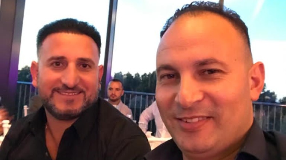 Kapper Moshin (l) met collega en boezemvriend Mo