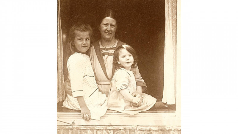 Hannie Schaft (rechts) met haar moeder en zusje Annie
