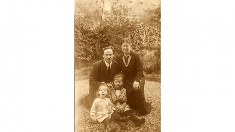 Het gezin Schaft, met Hannie links op de voorgrond