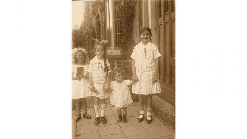 Hannie Schaft (met vlecht) en zusje (rechts) en buurmeisjes in 1926
