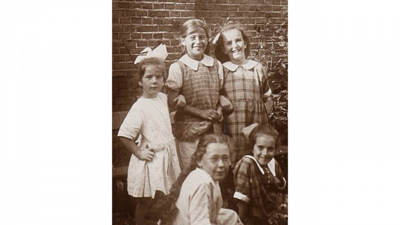 Hannie Schaft (links, met strik) met zusje, twee nichtjes en onbekend meisje (1925)