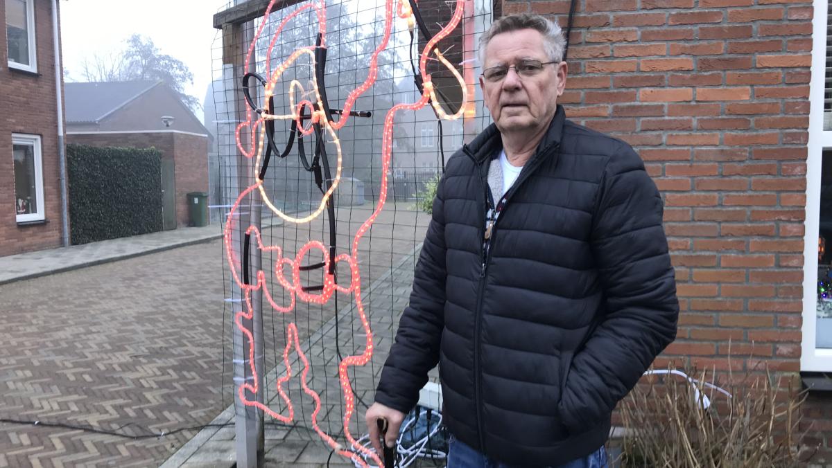 Kerstrelletje in Bennebroek: boa's 'struikelen' over Willems kerstversiering