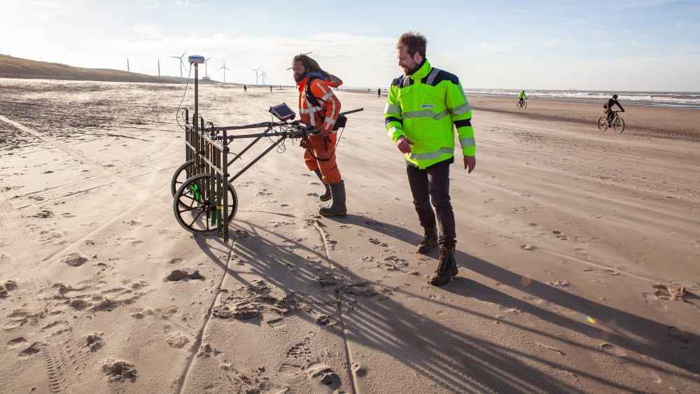 Zoektocht Naar Niet Ontplofte Explosieven Uit WOII Van Start Op Strand ...