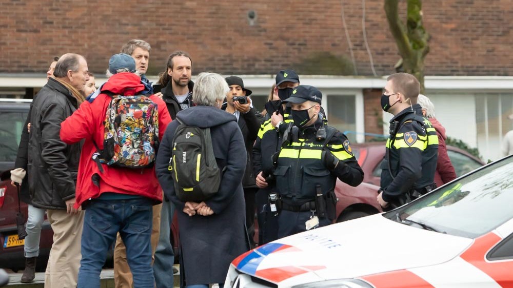Politie beëindigt verboden lockdown-demonstratie Hilversum