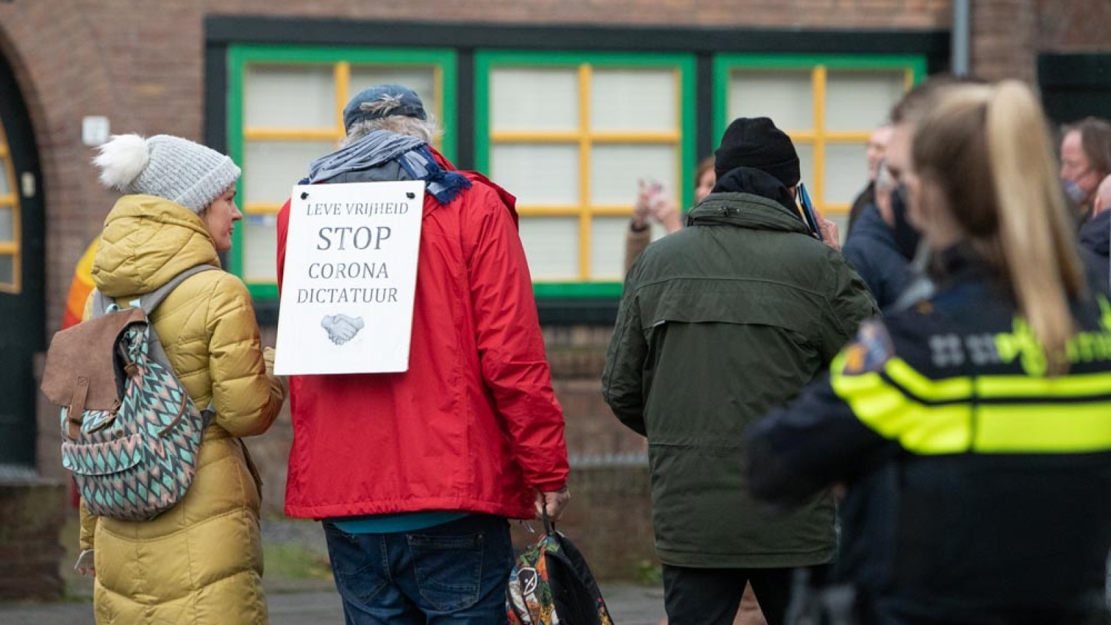 Politie beëindigt verboden lockdown-demonstratie Hilversum