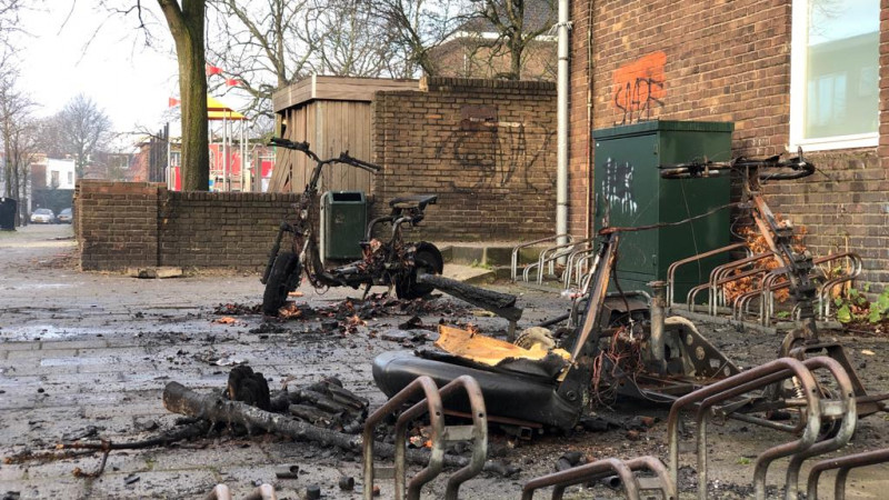 In Haarlem sprongen de ruiten van acht huizen door een vuurwerkbom en waren er enkele brandjes