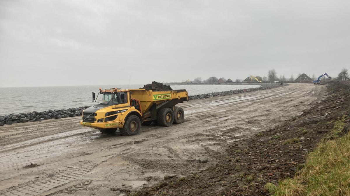 Eeuwenoude dijk tussen Warder en Edam wordt afgegraven