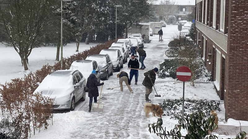 Buurt in Bussum maakt weg sneeuwvrij