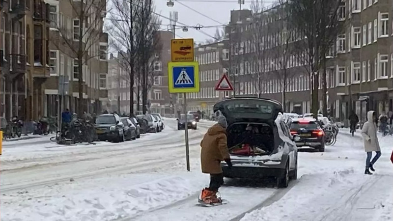 Snowboarden in de straten van Amsterdam