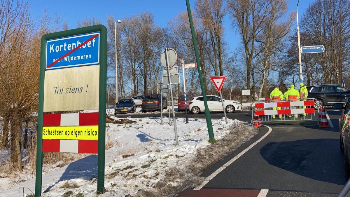 Schaatsdrukte op Ankeveense en Loosdrechtse Plassen: files en afgesloten wegen