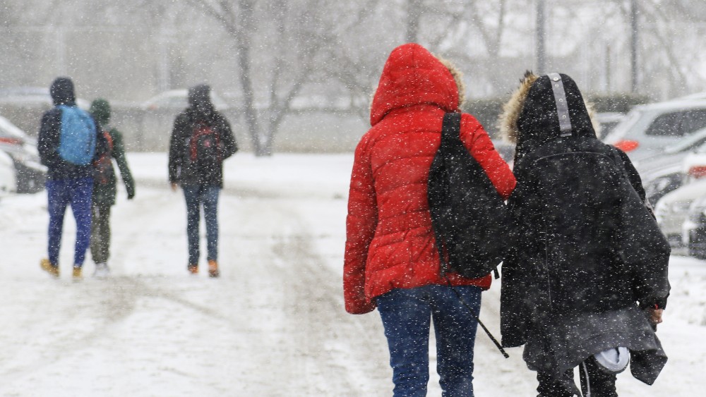 Kinderen naar school door sneeuw