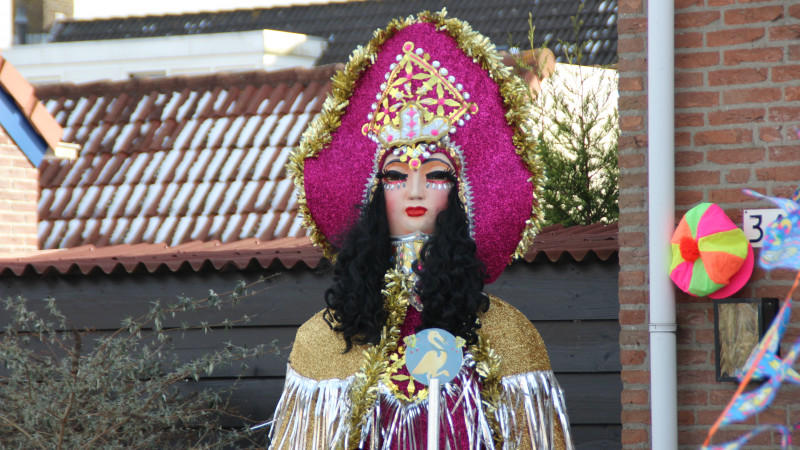"Prinses" carnaval in de voortuin op de Munnikenwoud
