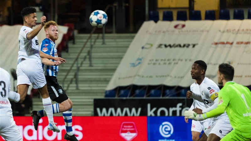 Van der Sande van FC Eindhoven kopt op de paal