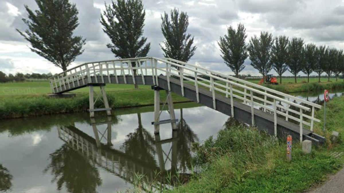 Storm Evert raast langs loopbrug bij Avenhorn, voorlopig afgesloten