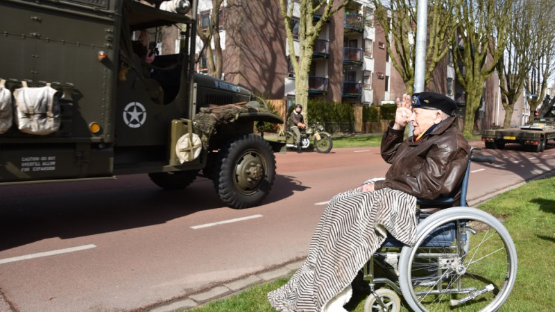 Enkhuizer veteraan Klaas Appel tijdens de militaire stoet 