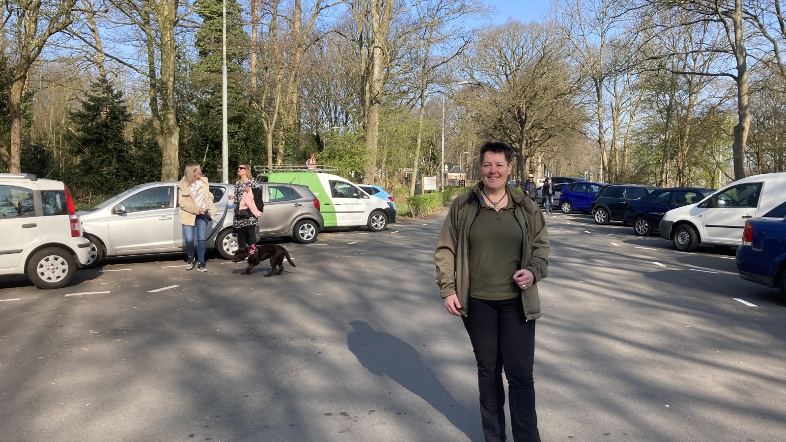 Boswachter Evelyne Blok op het parkeerterrein.