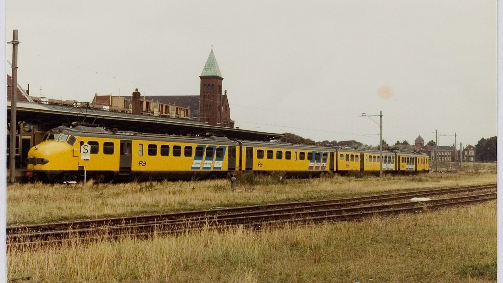 Een trein bij het eindpunt in IJmuiden