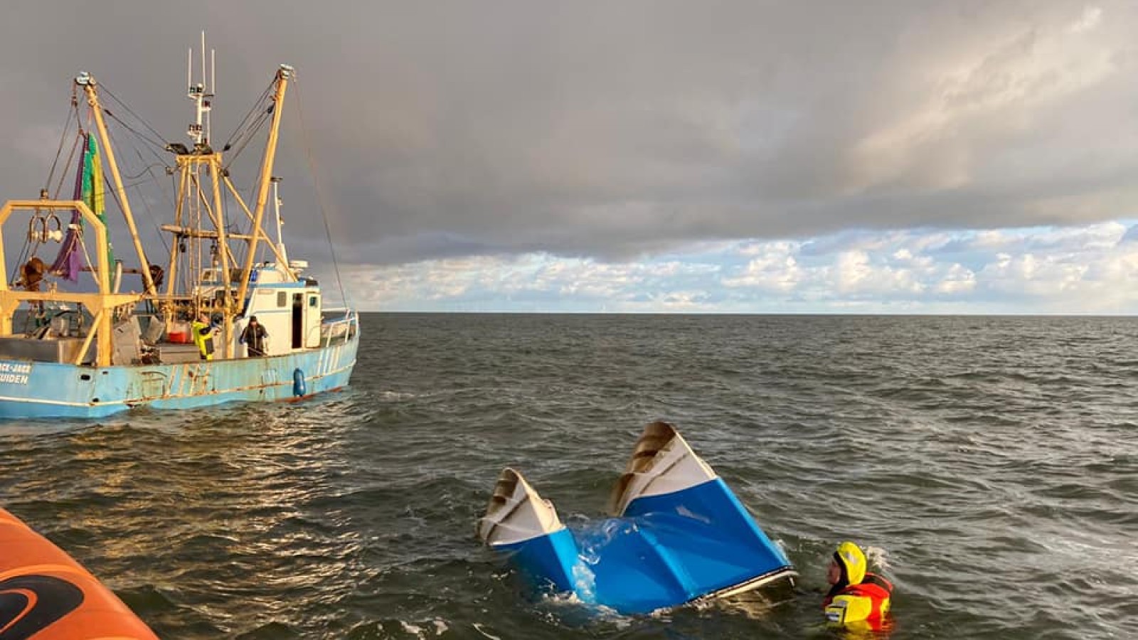 Lastig pk krassen Vissersboot gezonken voor kust Wijk aan Zee, twee opvarenden gered - NH  Nieuws