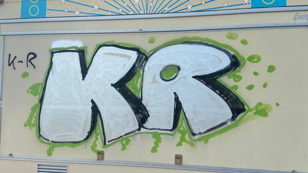 Graffitivandalen slaan toe in Wijdenes, opnieuw letters K-R gespoten