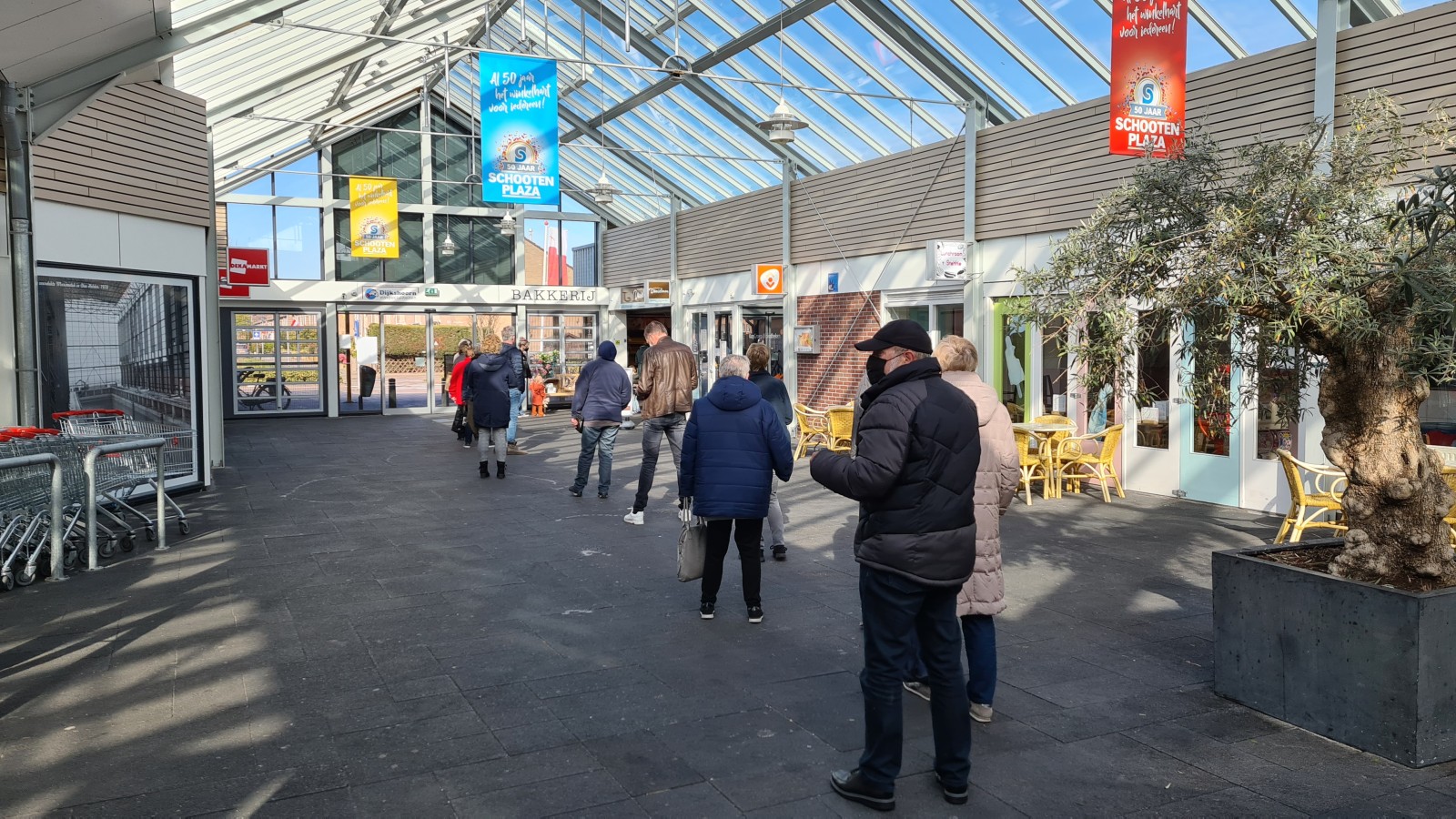 In de rij voor tompoucen bij bakkerij Dunselman in SchootenPlaza