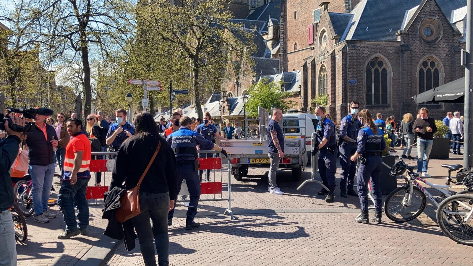 Boa's sluiten Damstraat in Haarlem af met hekken